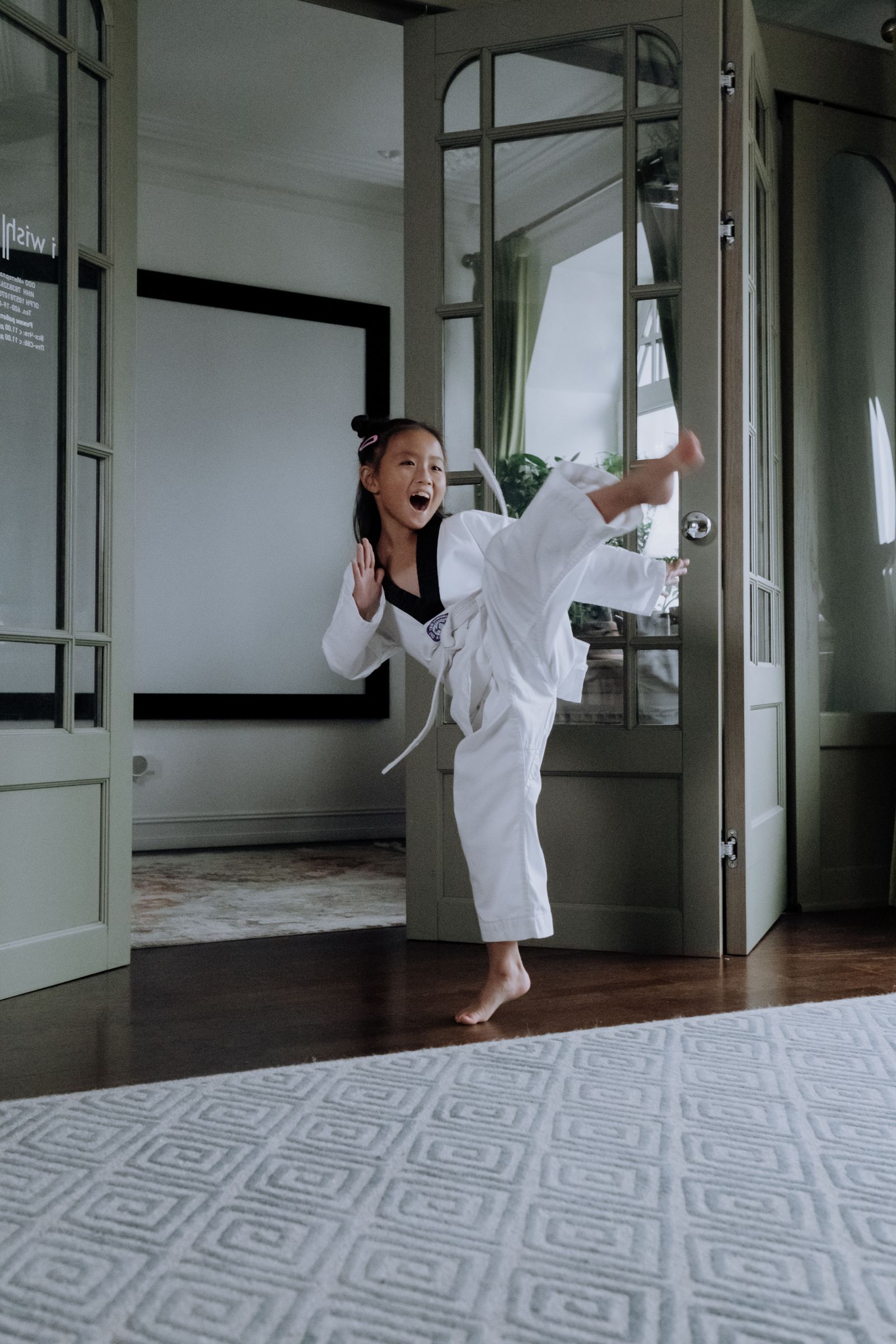元気よく蹴りの稽古をする子ども